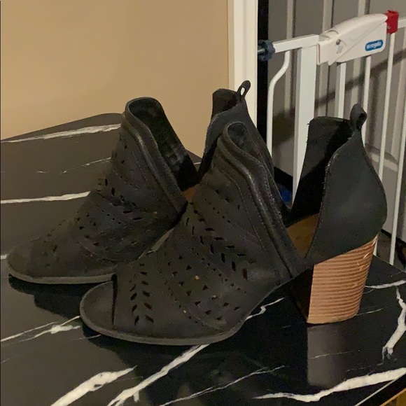 Qupid Black Open Toe Thick Heels // SZ 8 - Picture 5 of 7